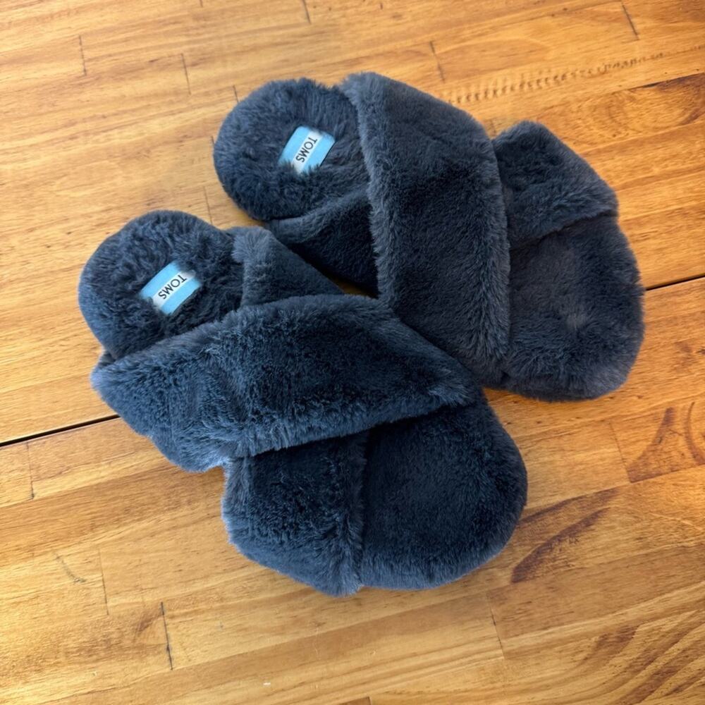 Tom’s Susie Charcoal Gray Criss Cross Slippers Lounge Cozy Fuzzy Size 7